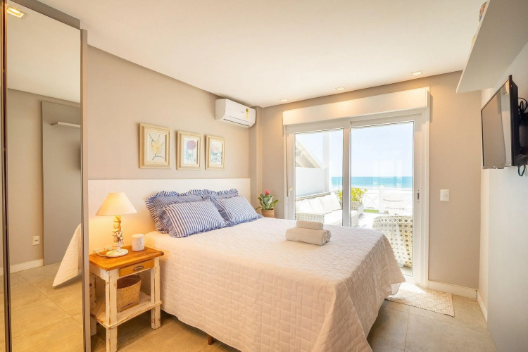 Encantadora casa com 02 suítes à beira-mar