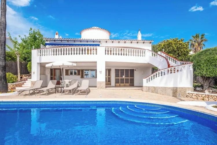 5 Bedrooms Villa