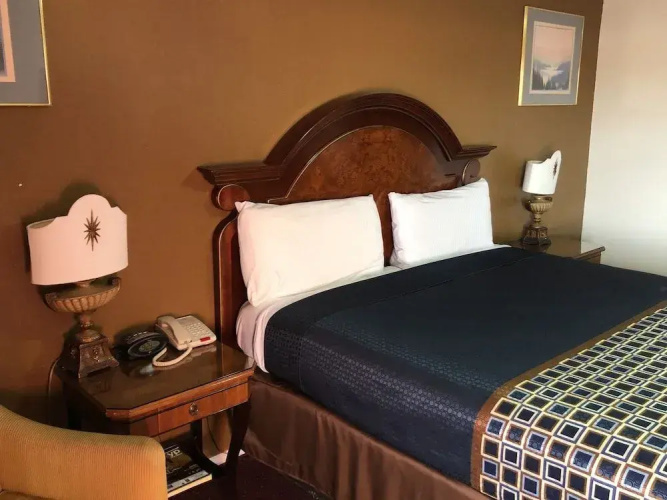 Villa West Inn
