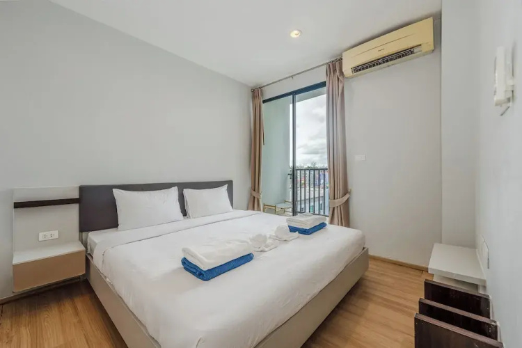 Chic Condo Near Shops & Nightlife C203