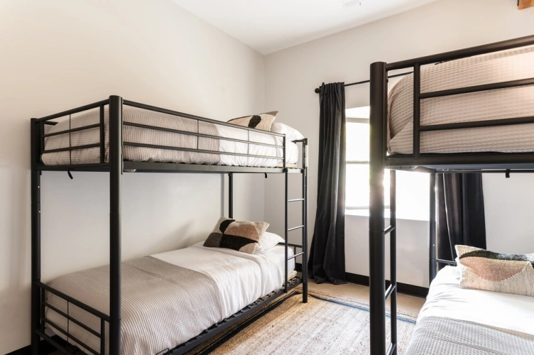 6 Bedrooms Bed in Dorm