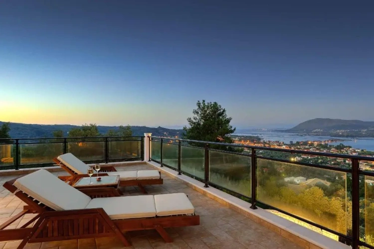 4 Bedrooms Villa