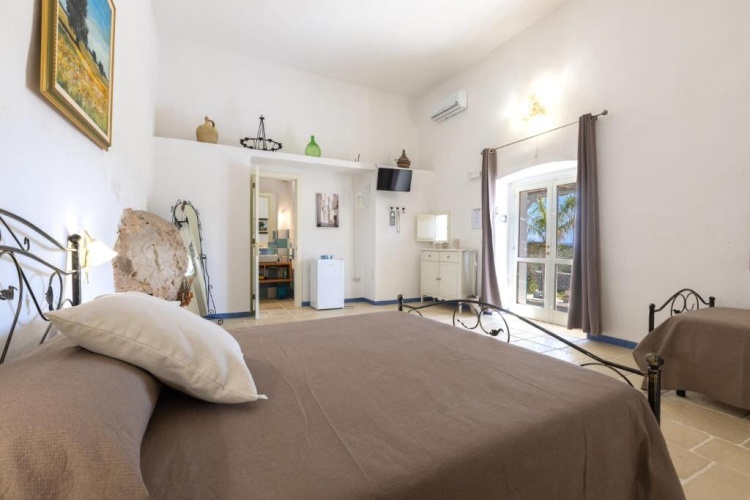 Standard Quadruple room with garden view