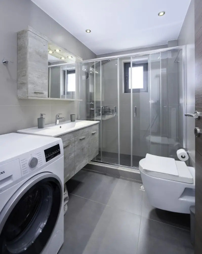 Flat with stunning views & prv parking