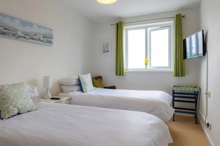 Standard Twin room with partial sea view