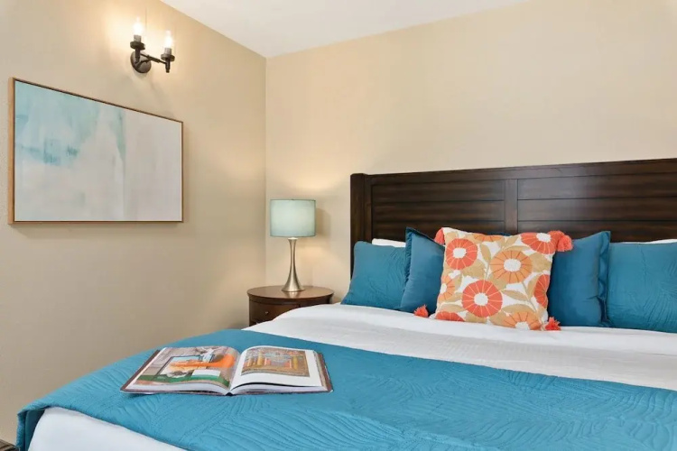 Royal Perch - Loft With King Suite + Vaulted Ceilings