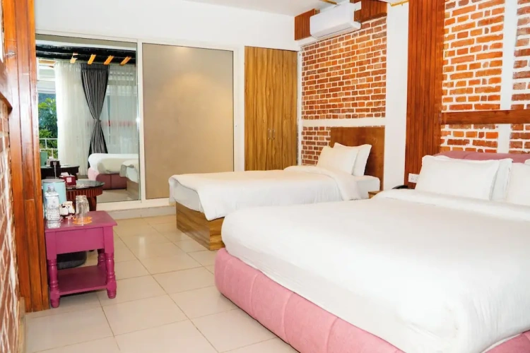Deluxe Twin room with city view