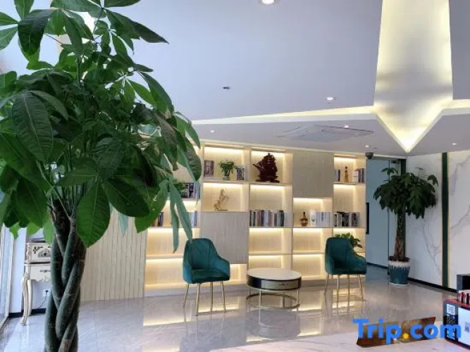 Red Tomato Hotel
