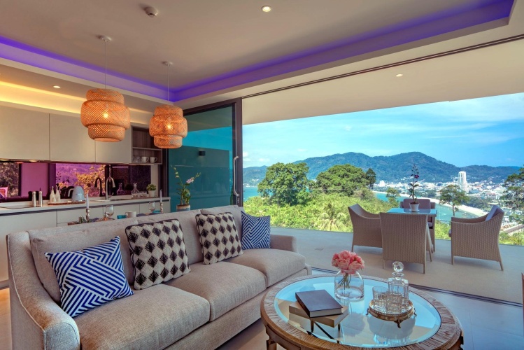 Deluxe Suite with pool view