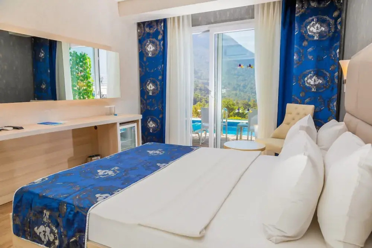 Tropical Deluxe Hotel