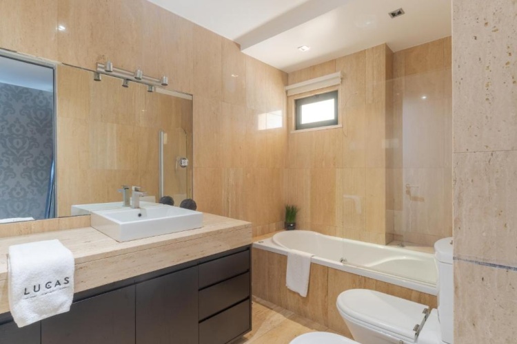 3 Bedrooms Apartment