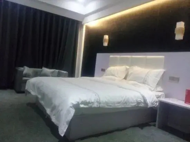 Qixian Lafeng Theme Hotel