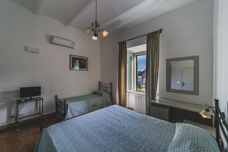 Standard Triple room with sea view