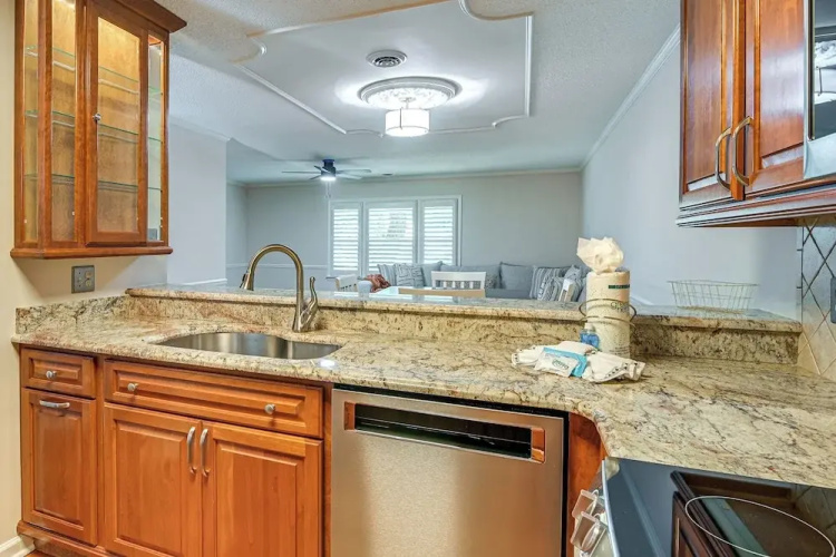 Steps to Sand: Walkable Condo in Myrtle Beach!