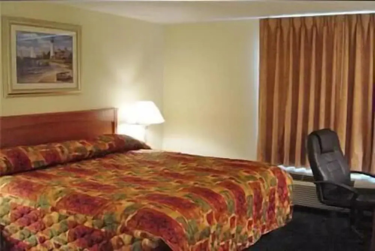HomeTown Inn & Suites