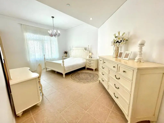 Luxury, Spacious, Beachfront, 3BD Apartment with private beach access!