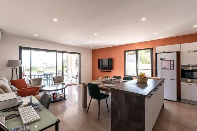 2 Bedrooms Apartment