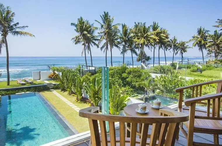 3 Bedrooms Sextuple Villa beachfront