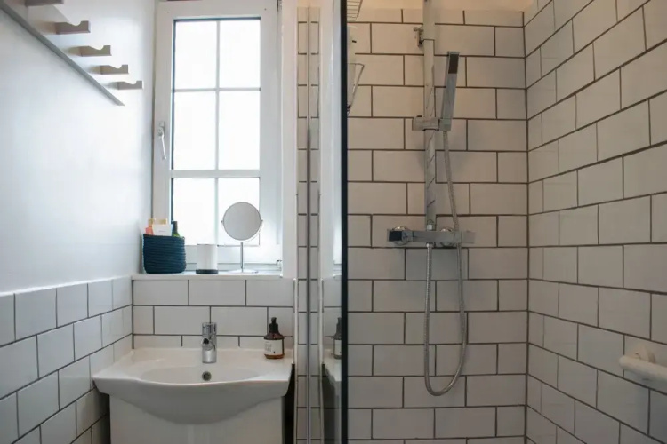 Stylishly Decorated 3 Bedroom Flat With River Views