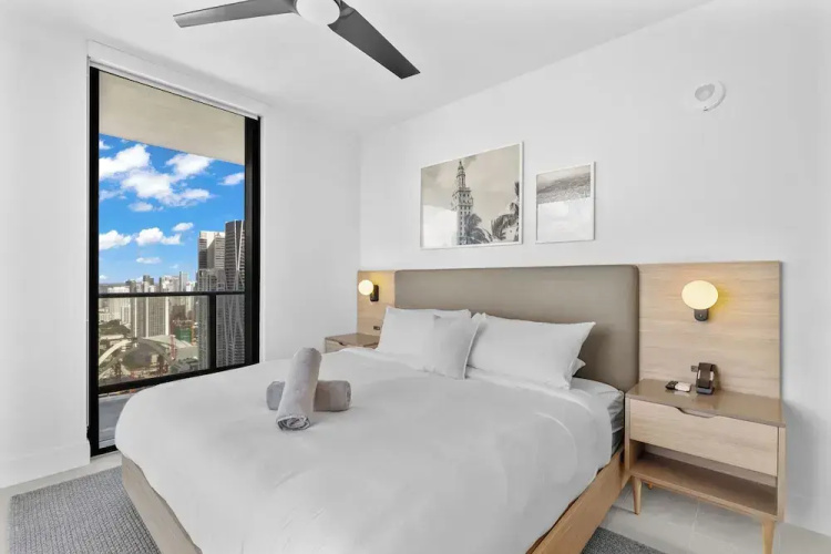 Luxury 45th-Floor Condo with City Views