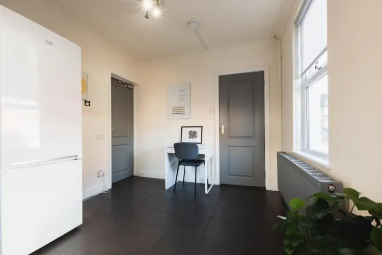 6 bed Residential home with Parking
