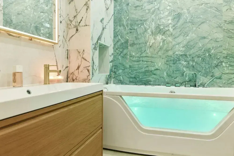Lavie Maison Central Marais AC Hot Tub