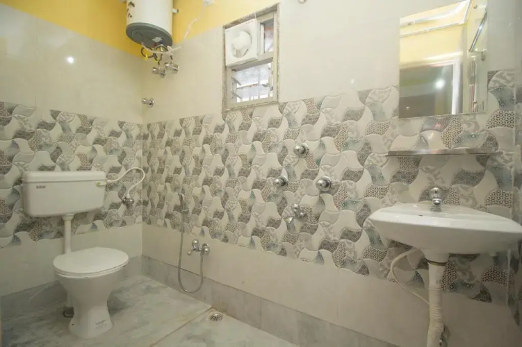 Triveni Lodge y OYO Rooms