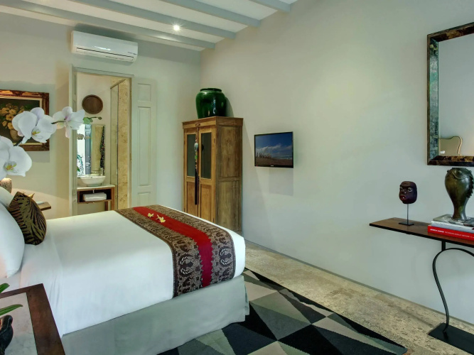 Room & Vespa 3