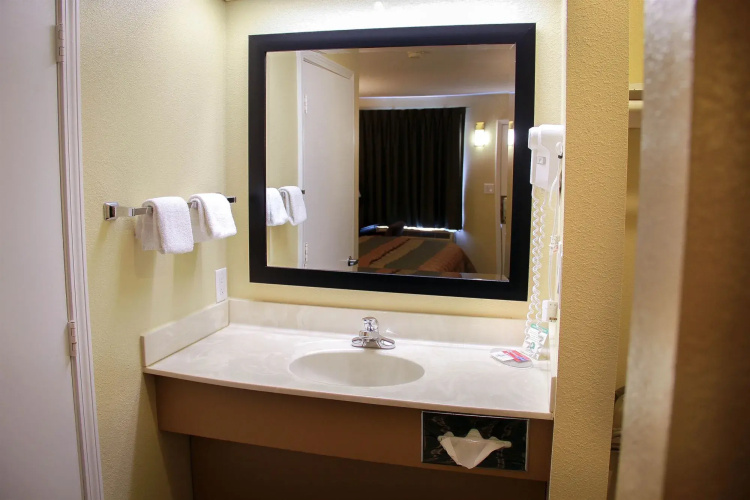Relax Inn & Suites
