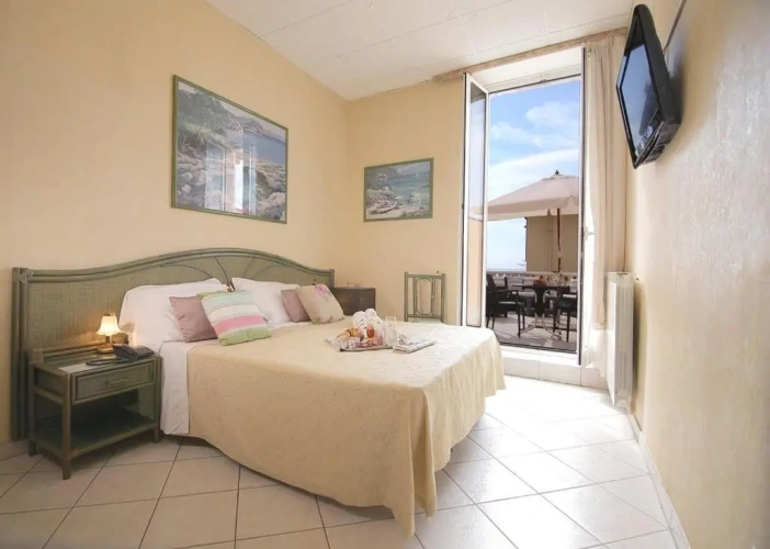 Standard Double room with partial sea view