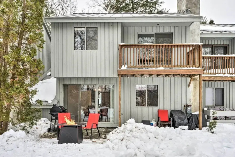 Hartford Escape w/ Fire Pit ~ 3 Mi to Ski & Golf!