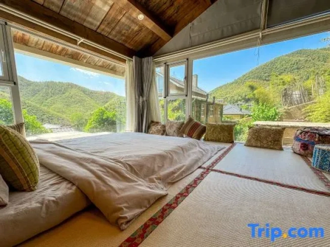 Standard Family room with garden view