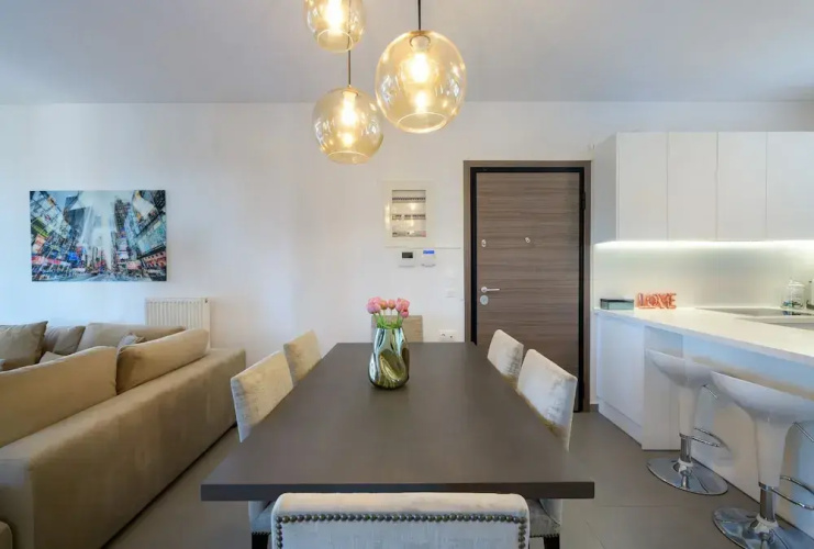 Flat with stunning views & prv parking