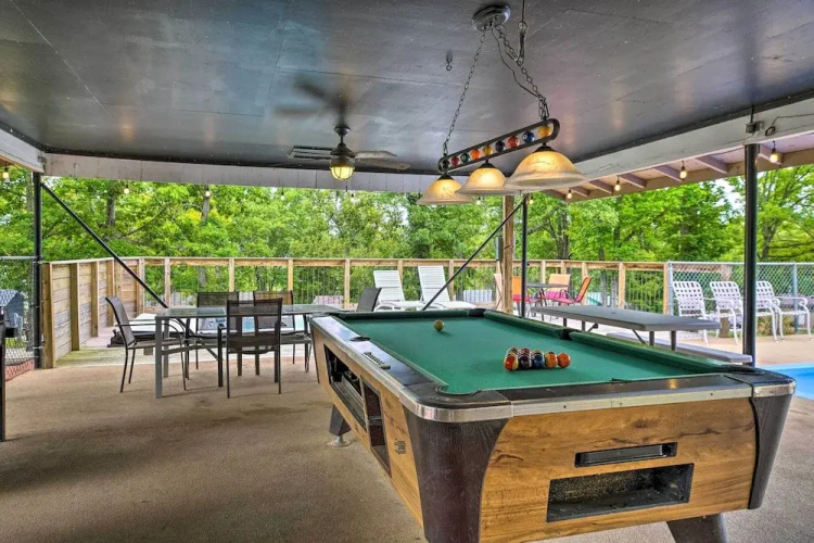 Reeds Spring Retreat w/ Lakeview Deck + Grill