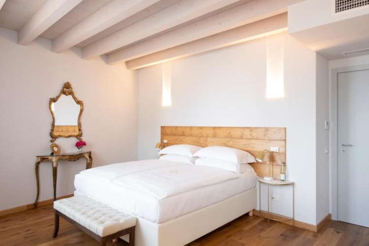 Standard Double room with lake view