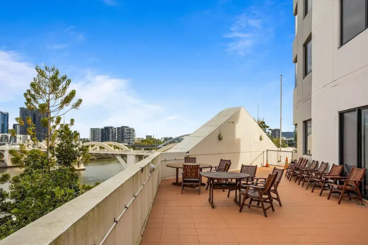 Central Brisbane Studio With Stunning River Views