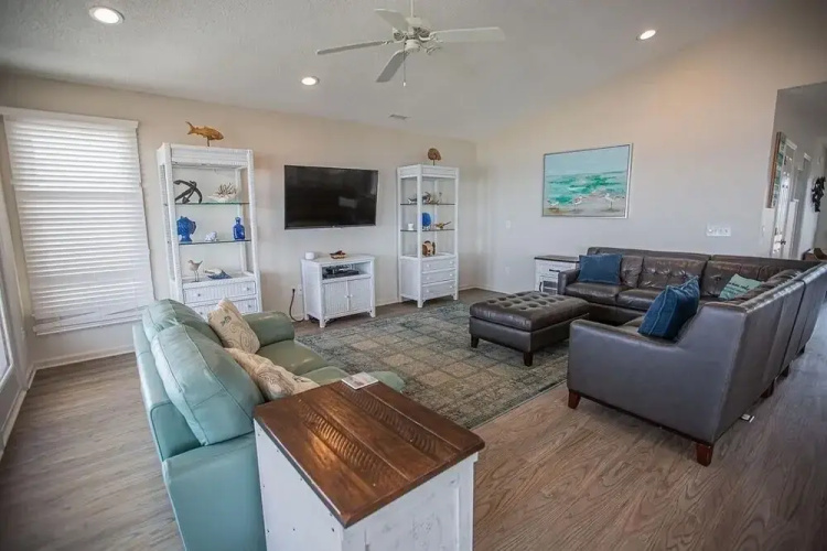 Ohana Tides 5 Bedroom Home by RedAwning
