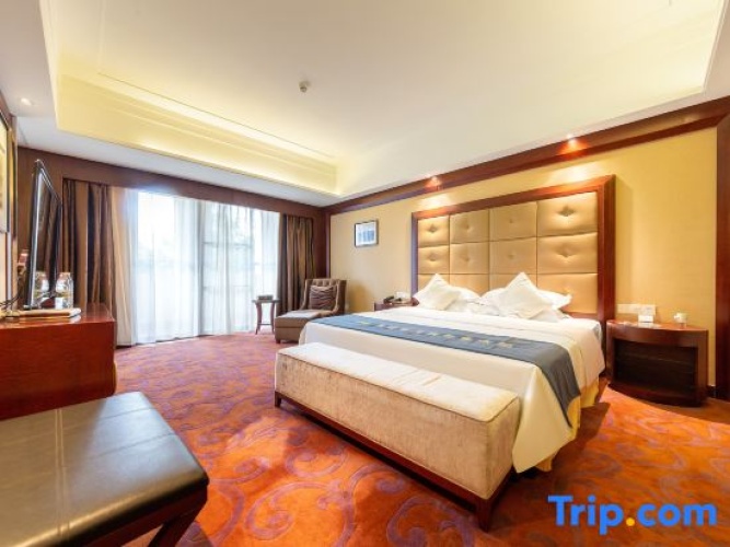 Deluxe Double Suite with garden view