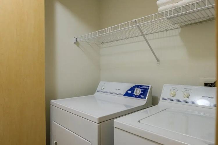 Eastside 1 & 2 BR Apts with balcony by Frontdesk