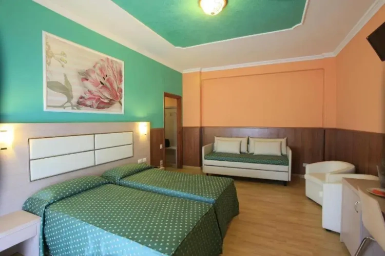 Standard Triple room