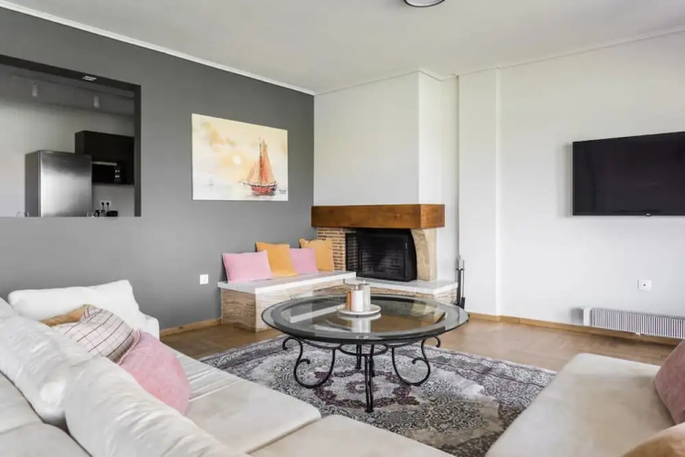 Spacious and Sunlit Seaside Flat