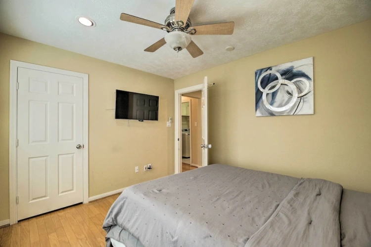 4 Bedrooms Apartment