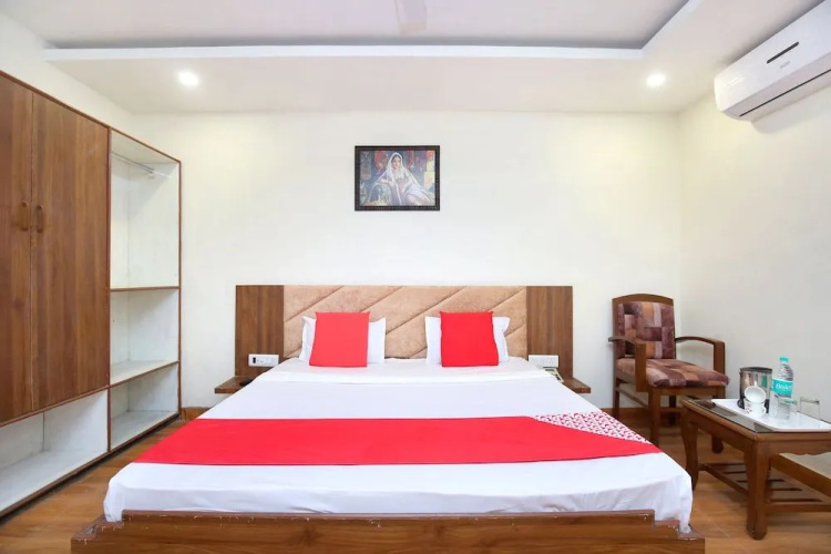 OYO 24442 Amaze Inn