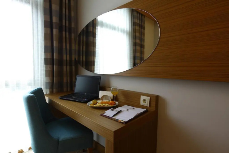 Ela Hotel