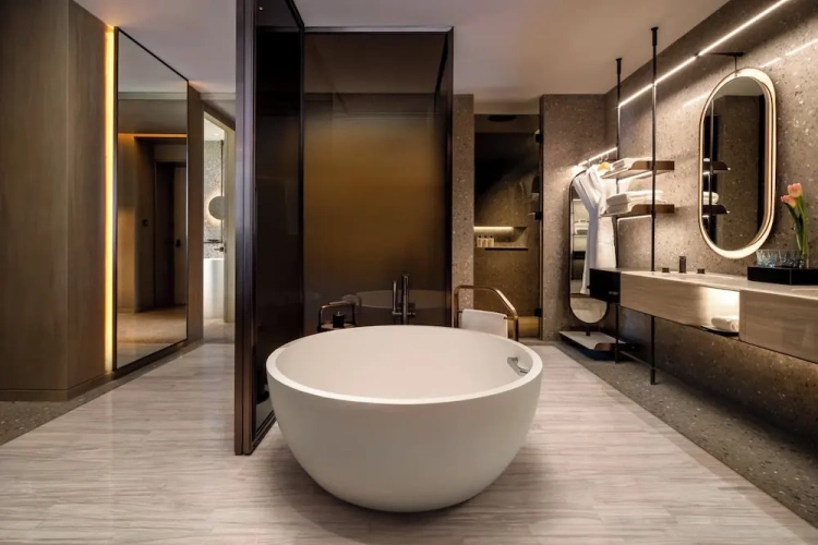 Classic Double Club room with lake view
