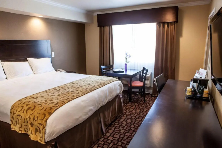 Marinwood Inn & Suites