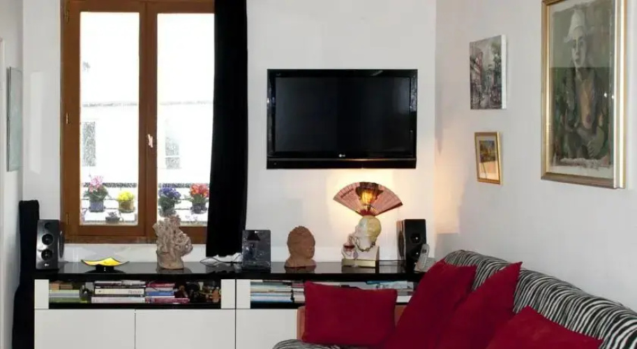Cozy Montmartre Studio