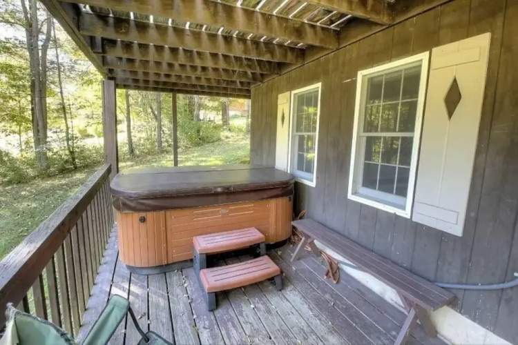Mountain Watch 4 Bedroom Chalet by RedAwning