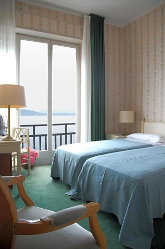 Standard Twin room with lake view