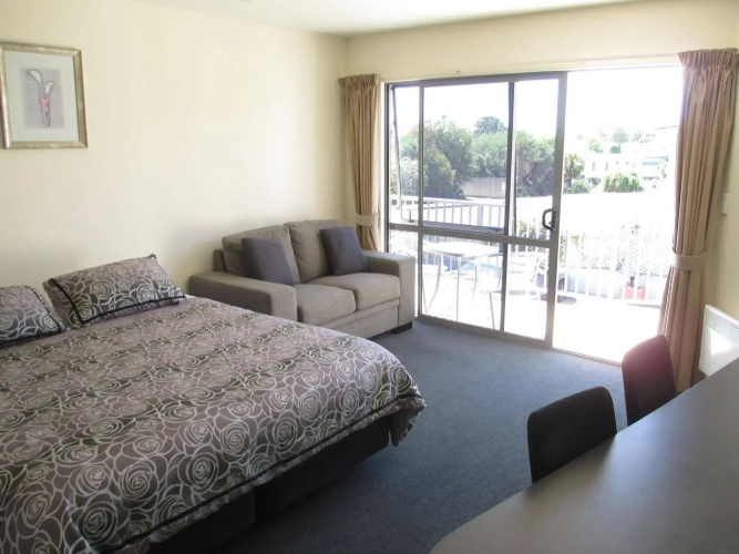 Bay Crest Motor Lodge